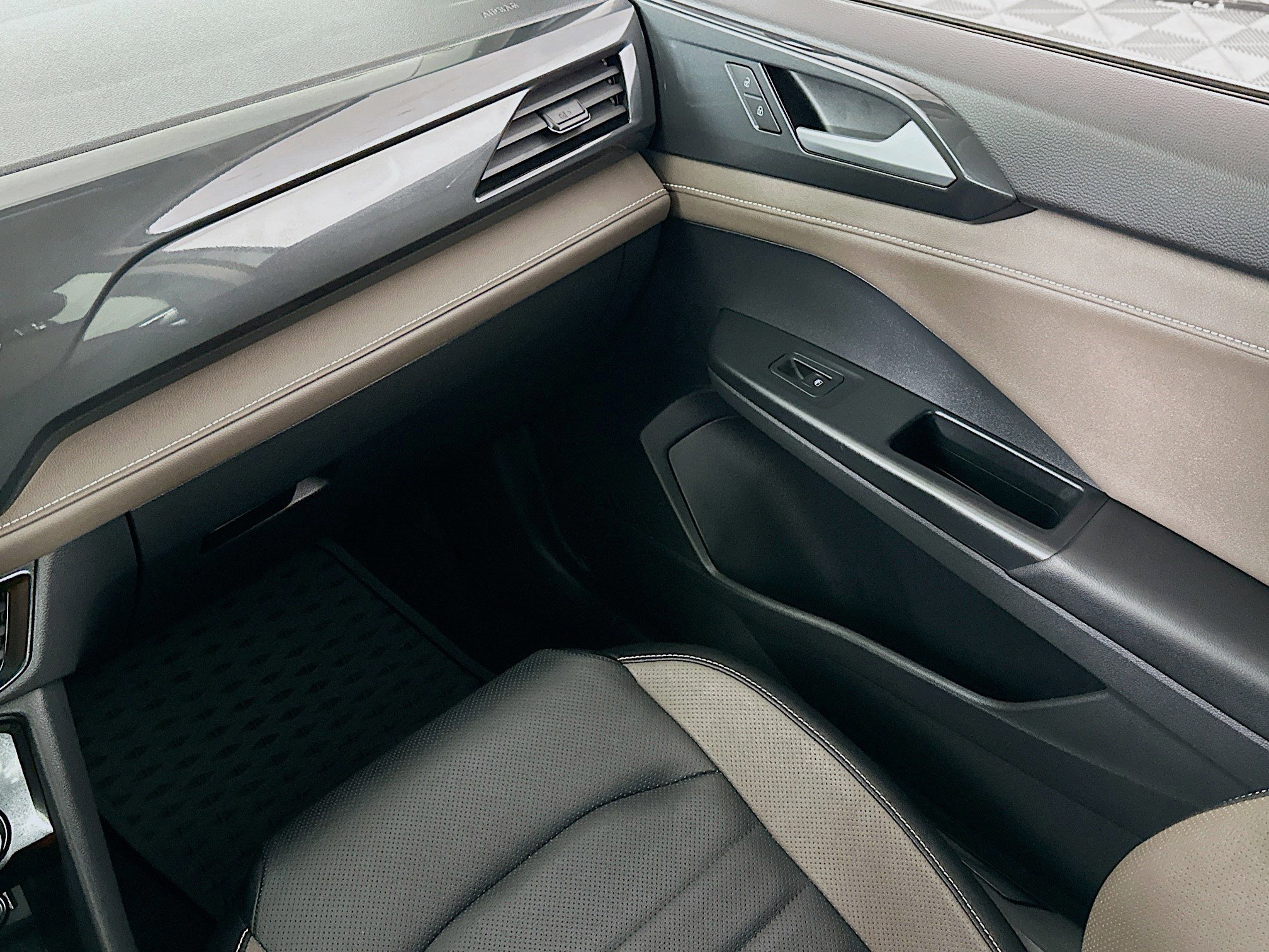 Used 2022 Volkswagen Taos SEL w/ Panoramic Sunroof Package image 24