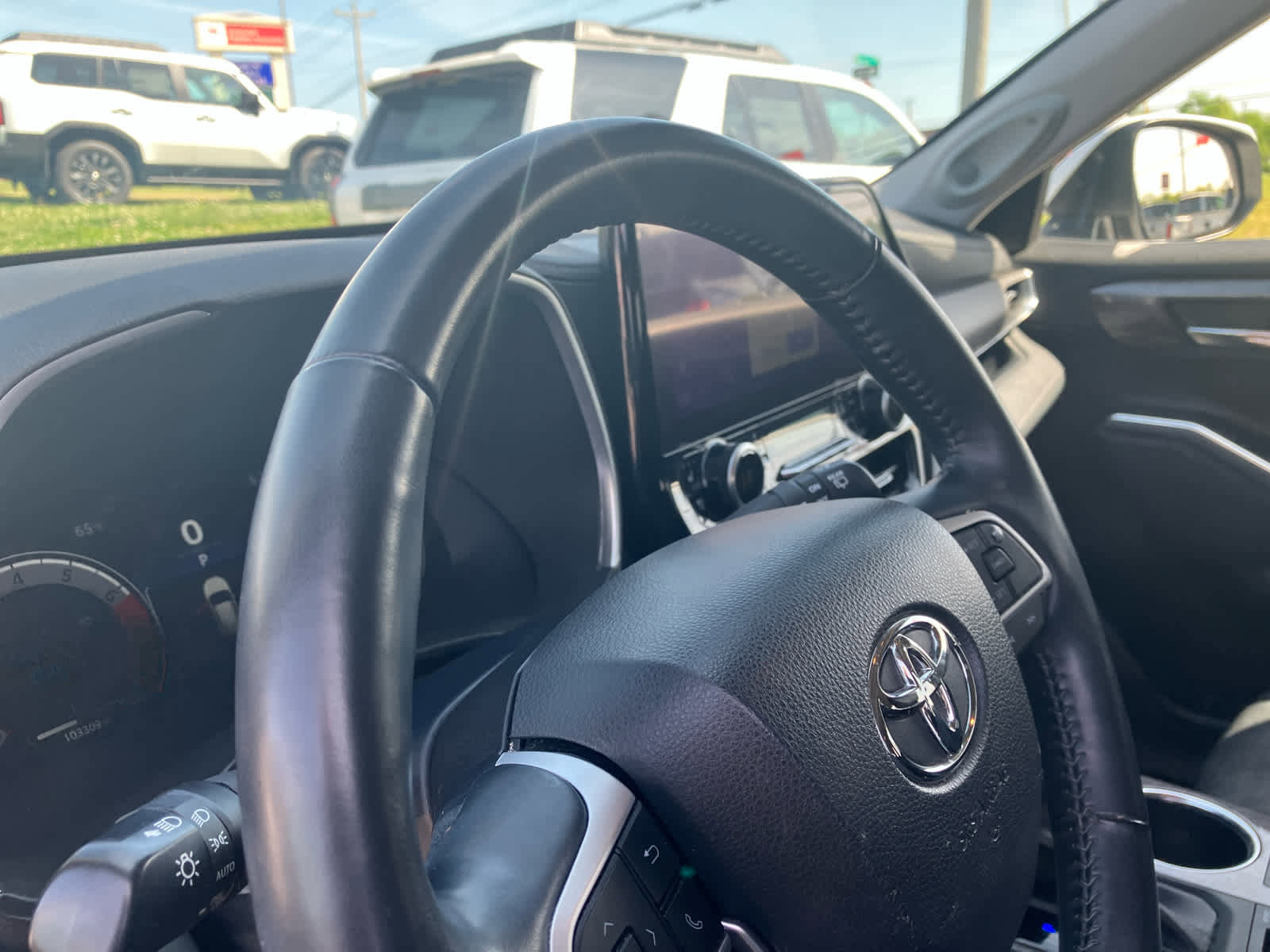 Used 2023 Toyota Highlander Limited image 9