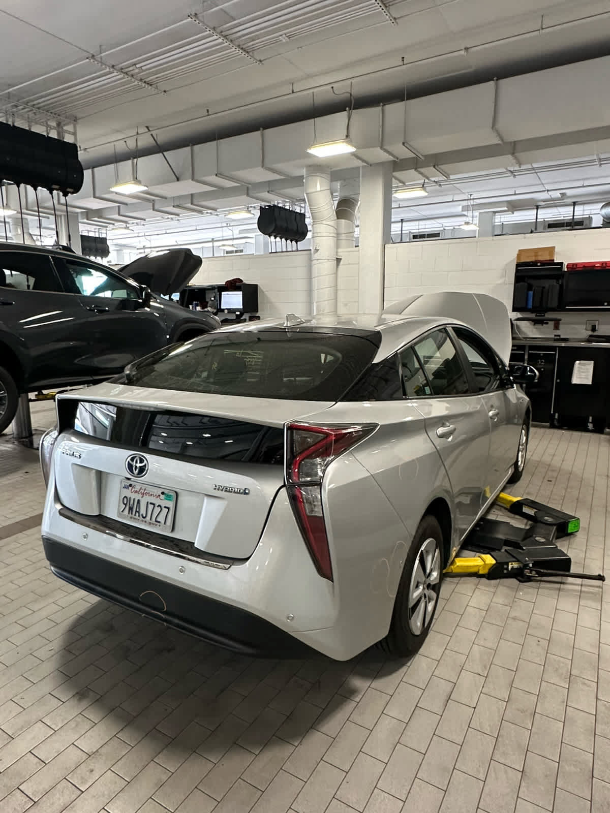 Used 2017 Toyota Prius Two w/ Prius Two Safety Plus Package FWD image 4