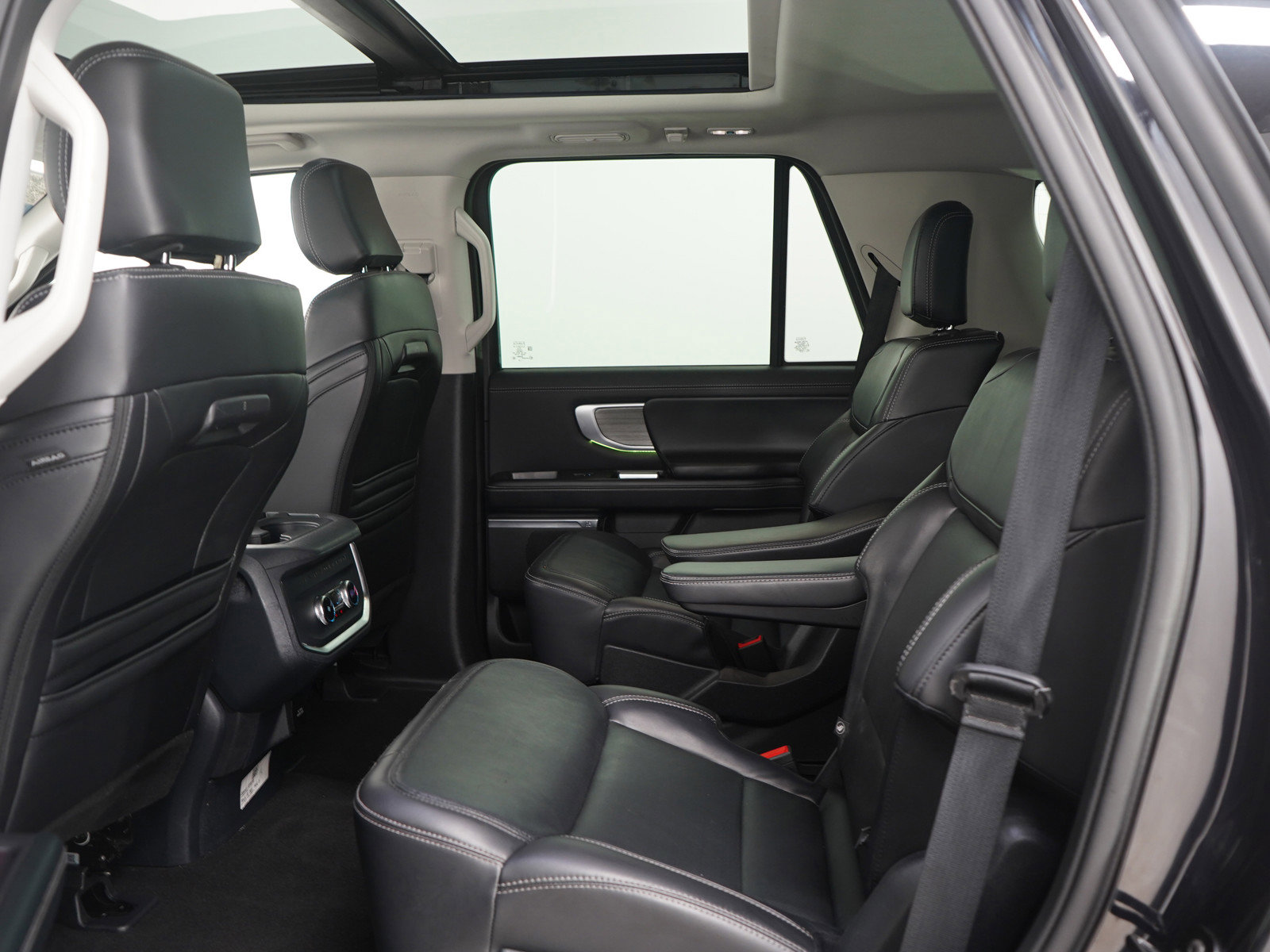 Used 2025 Ford Expedition Platinum AWD/4WD image 19