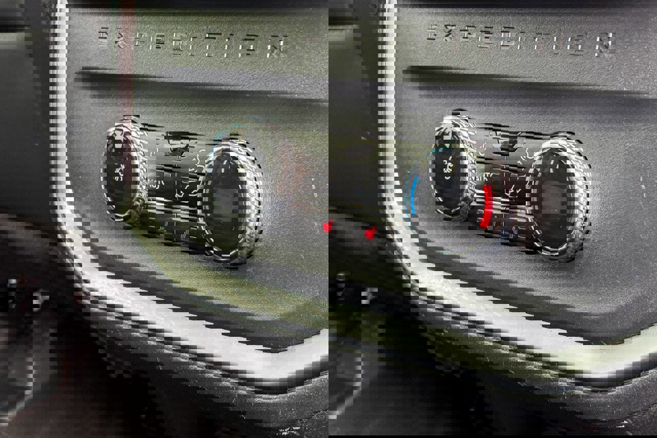 Used 2025 Ford Expedition Max Platinum image 17