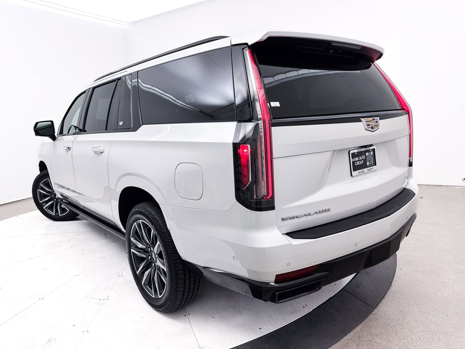 Used 2021 Cadillac Escalade ESV Sport w/ Driver Assist Tech Package image 11