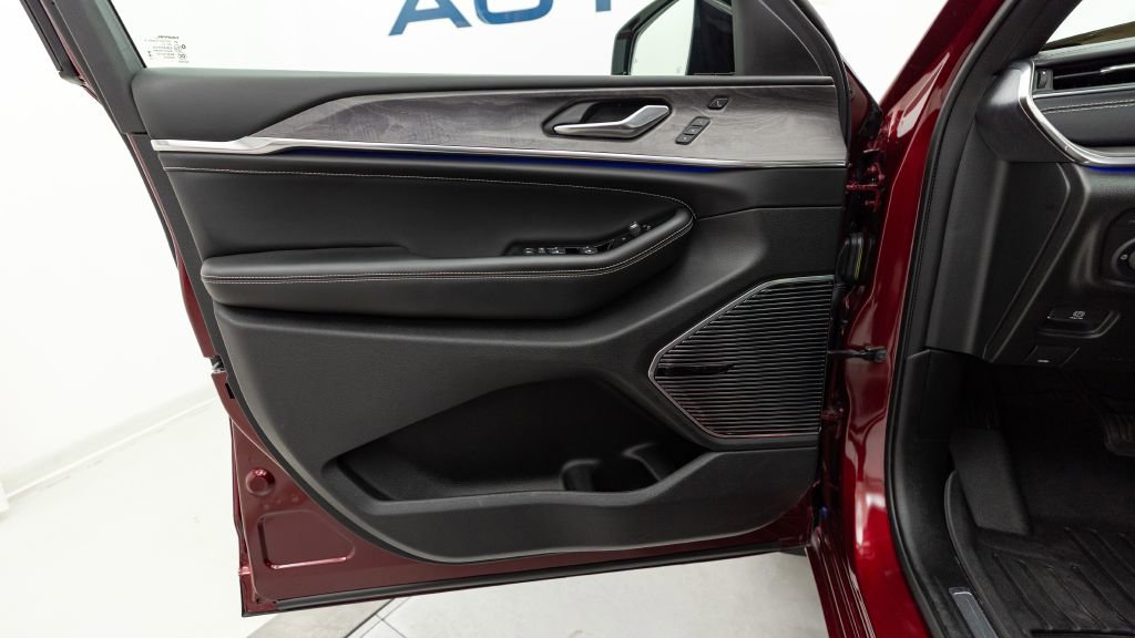 Used 2023 Jeep Grand Cherokee Overland w/ Advanced Protech Group III image 29