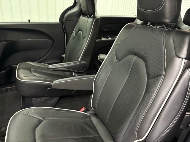 Used 2026 Chrysler Pacifica Limited FWD image 11