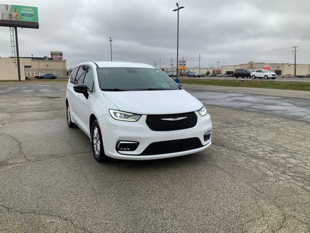 Used 2025 Chrysler Pacifica Select image 4