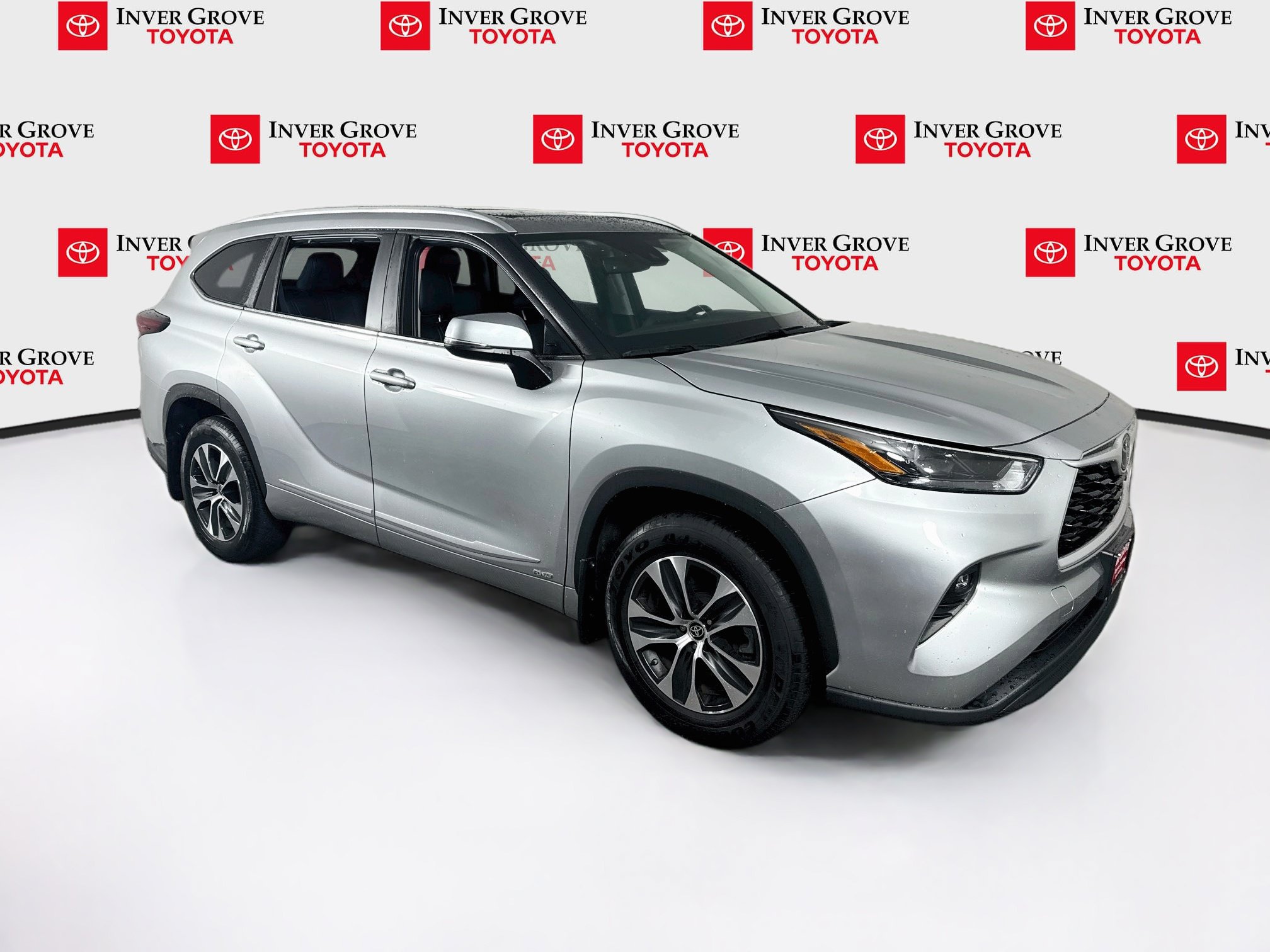 Used 2025 Toyota Highlander XLE AWD/4WD image 3