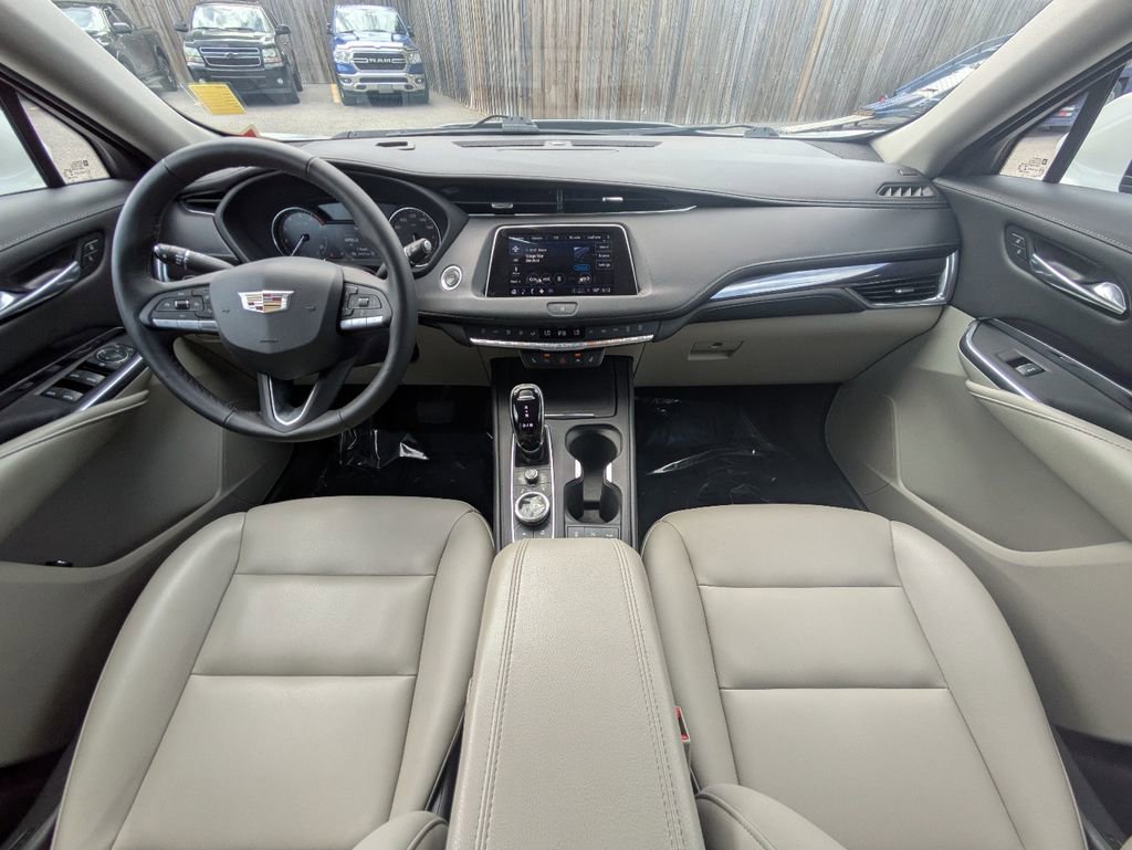 Used 2022 Cadillac XT4 Luxury w/ Cold Weather Package AWD/4WD image 15