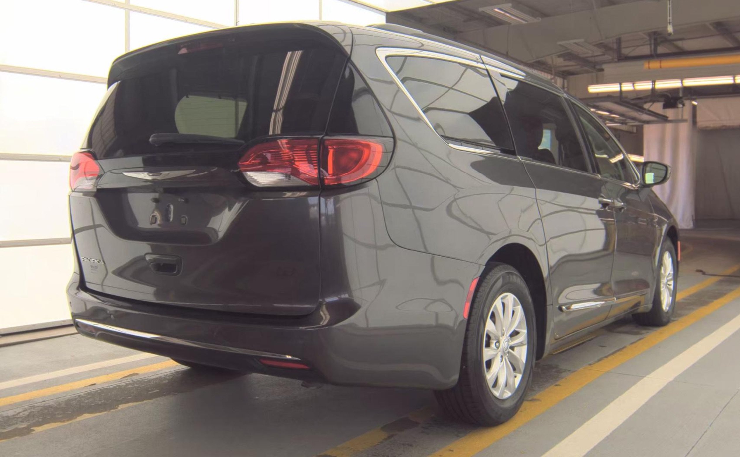 Used 2017 Chrysler Pacifica Touring-L FWD image 4