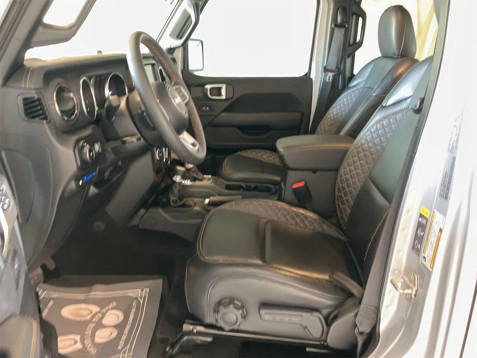 Used 2023 Jeep Wrangler Unlimited Sahara AWD/4WD image 5