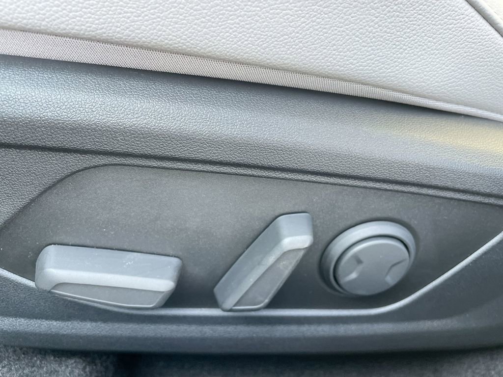 New 2025 Hyundai Elantra Limited image 37