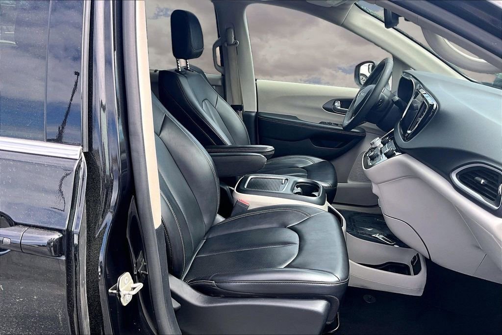 Used 2023 Chrysler Pacifica Touring-L FWD image 28