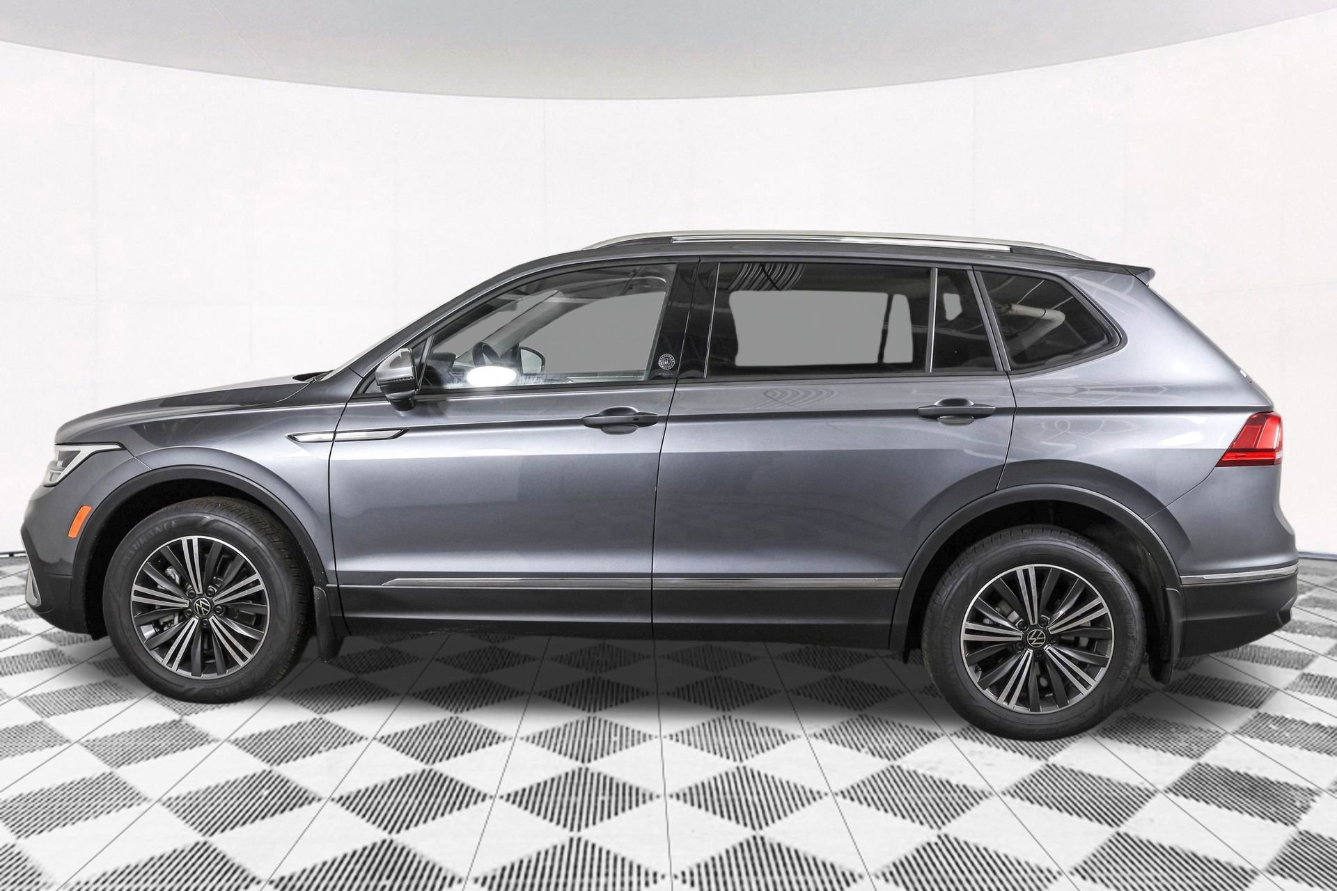 Used 2024 Volkswagen Tiguan Wolfsburg Edition image 18