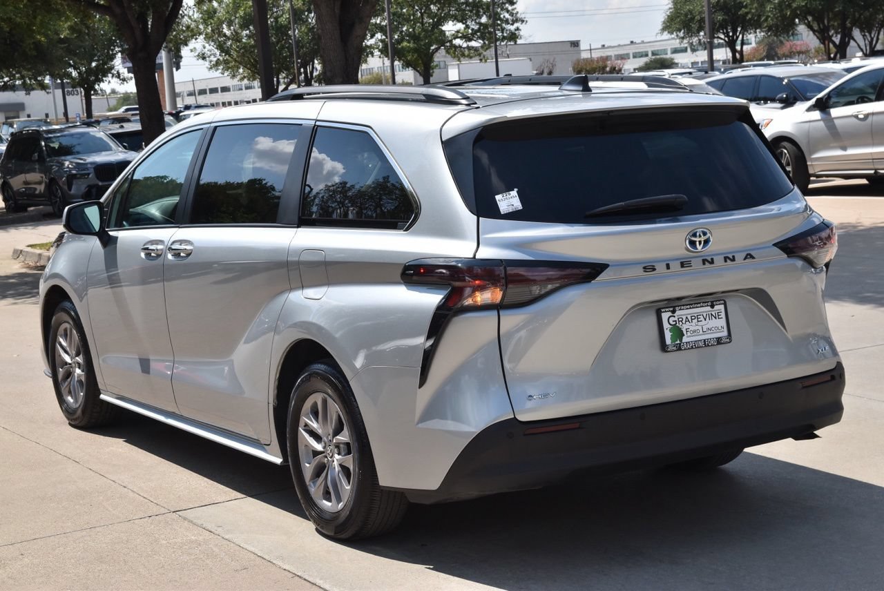 Used 2025 Toyota Sienna XLE FWD image 10