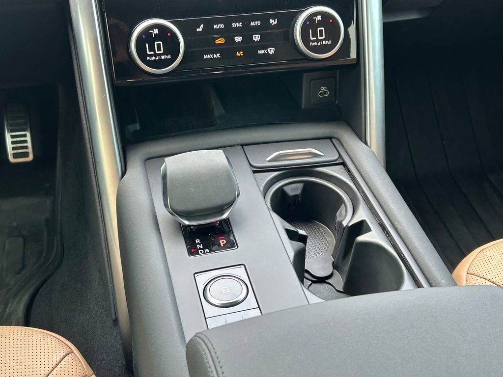 Used 2024 Land Rover Discovery Dynamic SE image 21