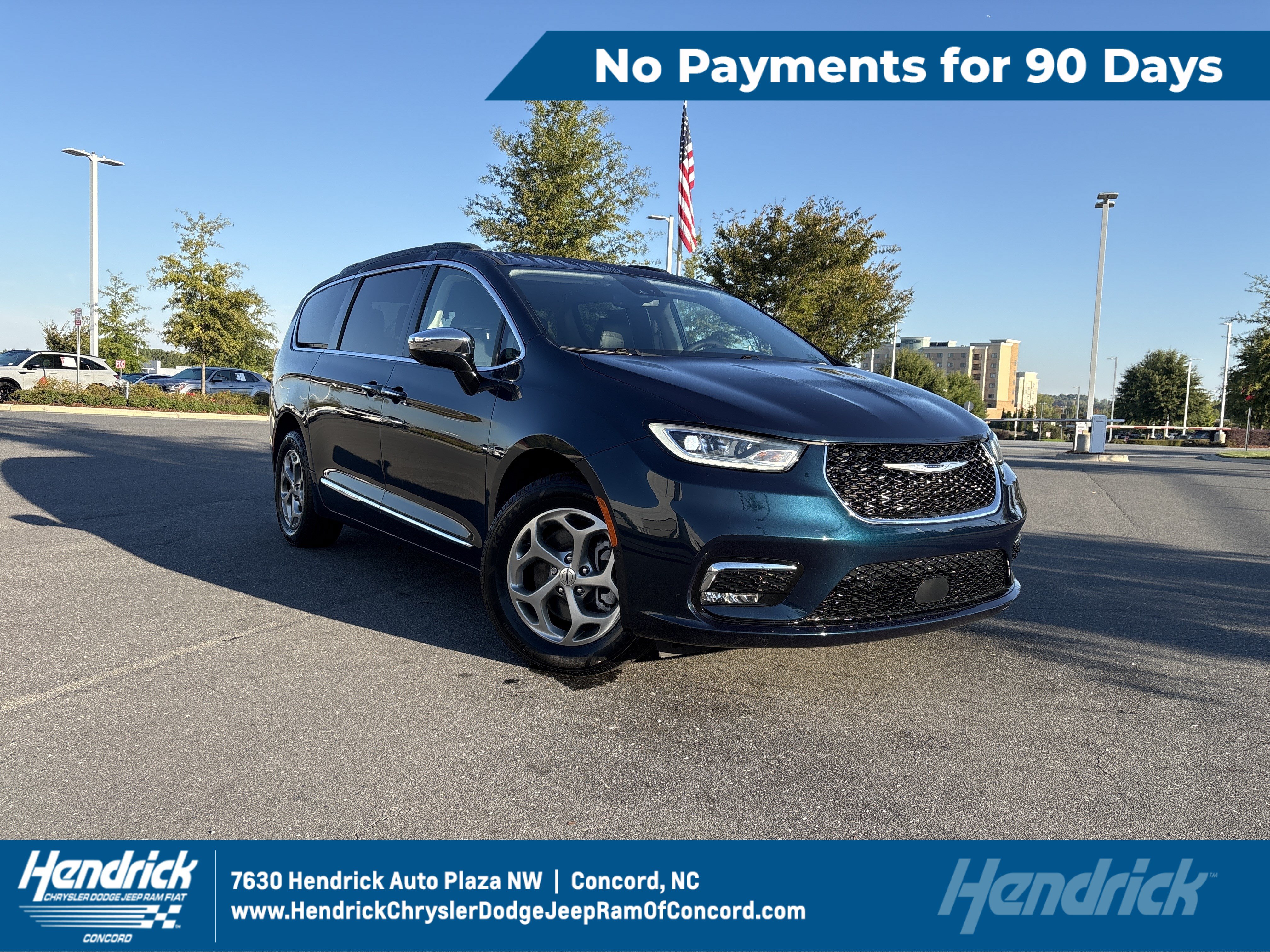 Used 2023 Chrysler Pacifica Limited w/ Uconnect Theater Family Group