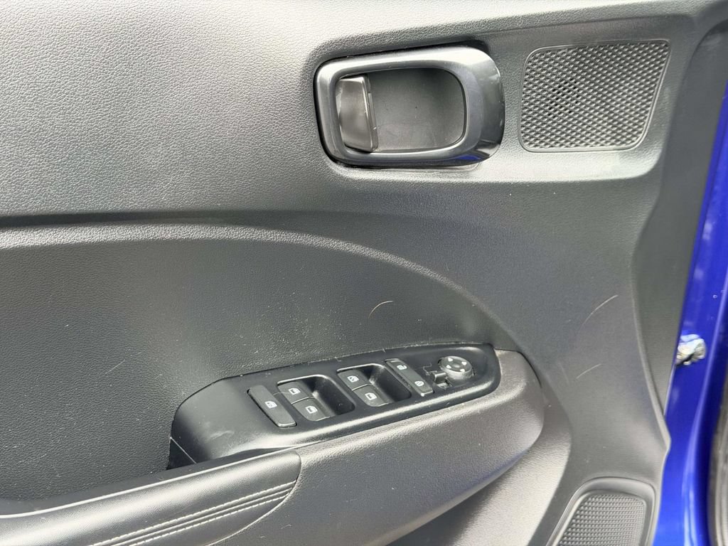 Used 2022 Hyundai Venue Limited w/ Cargo Package FWD image 13