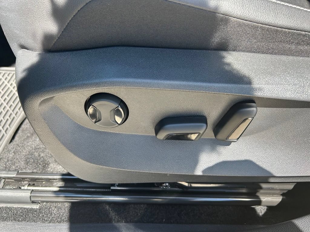 Certified 2023 Volkswagen Tiguan SE R-Line FWD image 46