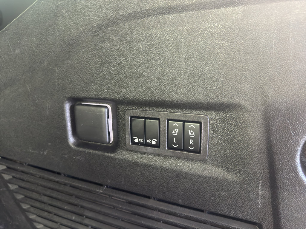 Used 2023 Chevrolet Suburban Premier RWD image 37