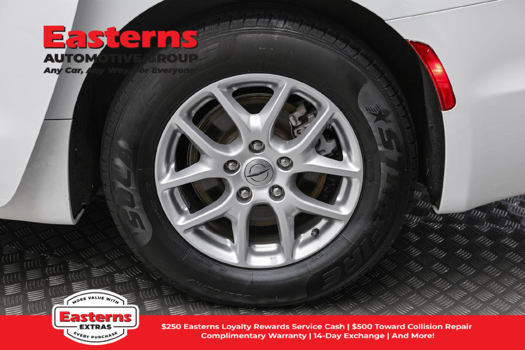 Used 2023 Chrysler Pacifica Touring-L FWD image 9