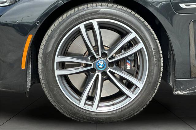 Used 2022 BMW 745e xDrive w/ M Sport Package image 25