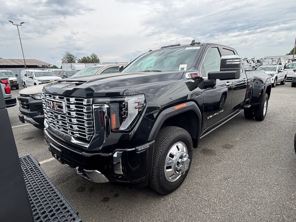 Used 2024 GMC Sierra 3500 Denali w/ Denali Reserve Package AWD/4WD image 1