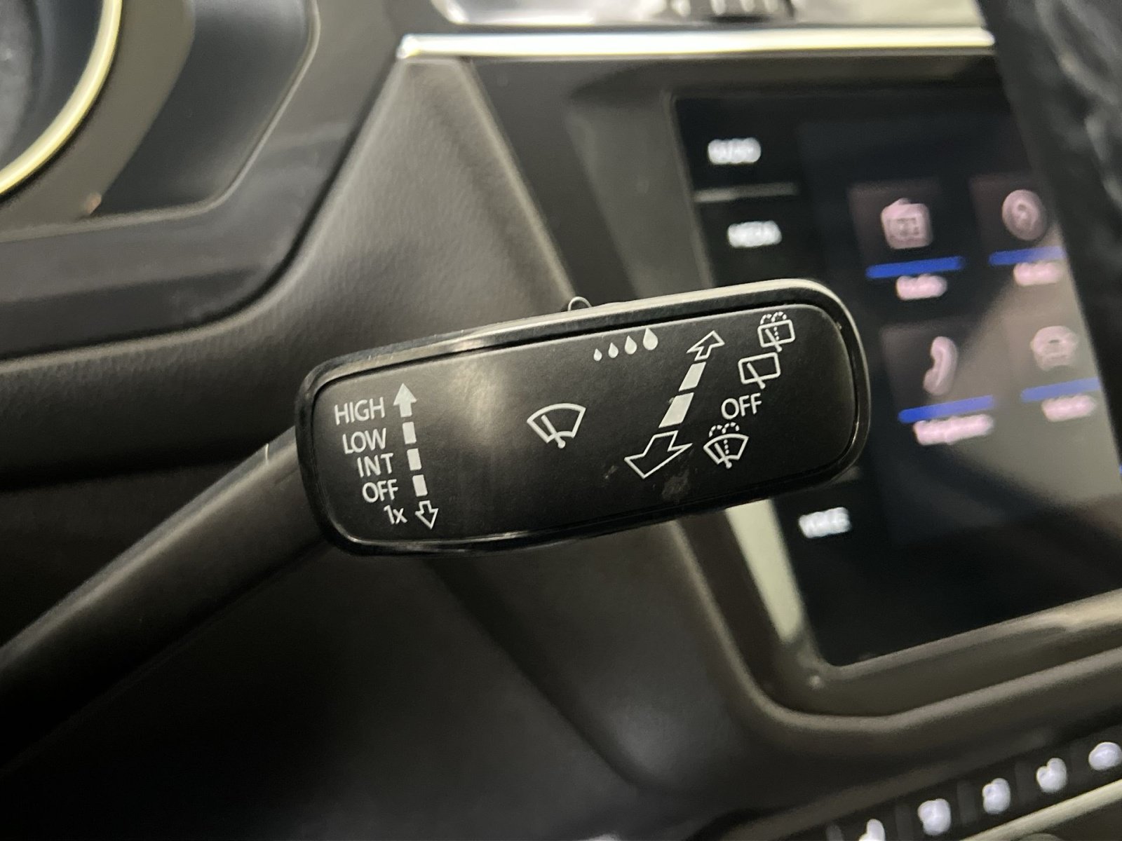 Used 2018 Volkswagen Tiguan SE AWD/4WD image 36