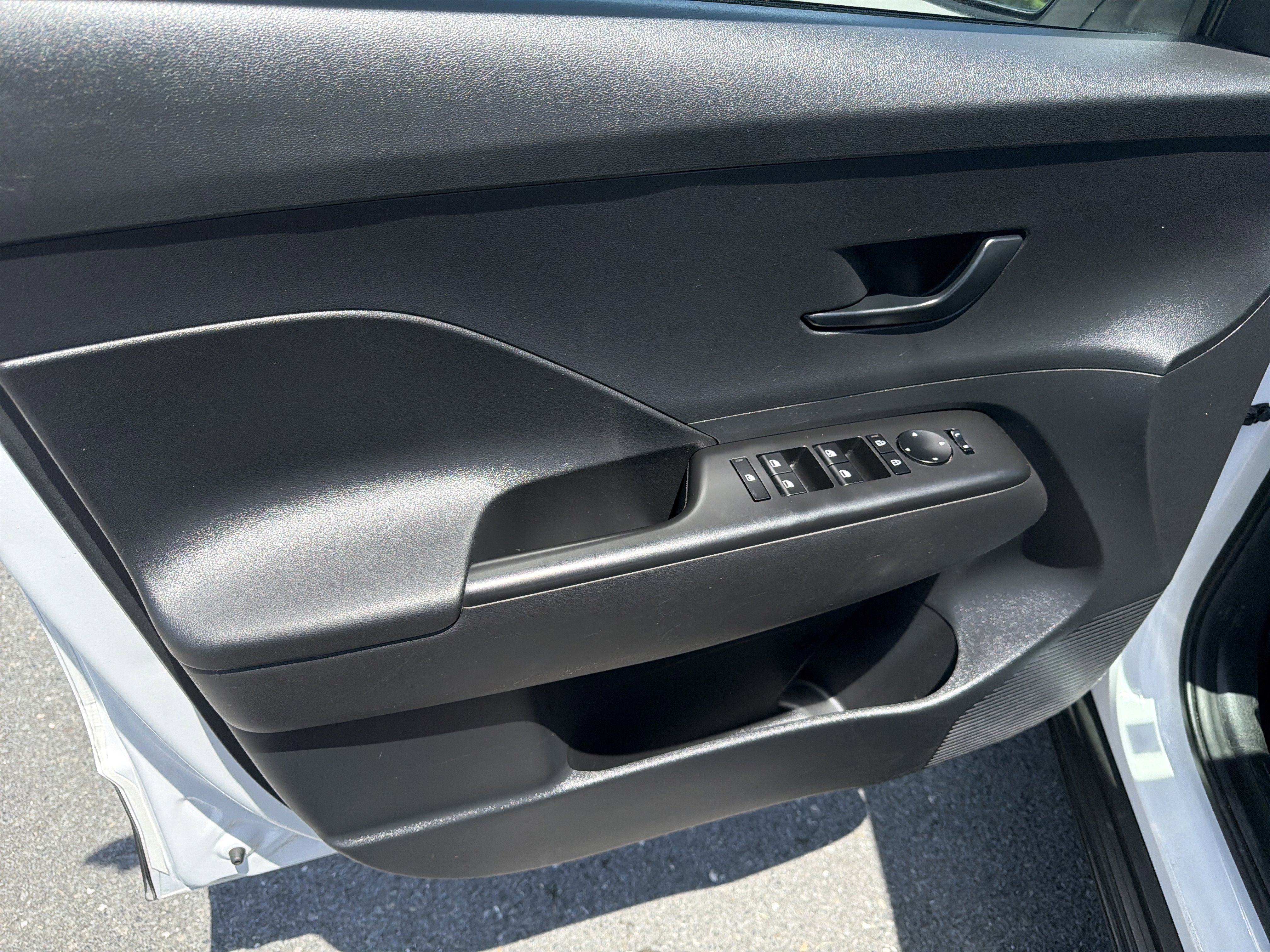 Used 2025 Hyundai Kona SEL AWD/4WD image 15
