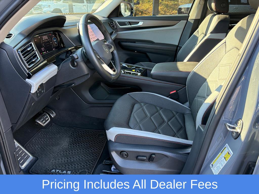 Used 2025 Volkswagen Atlas Peak Edition SE AWD/4WD image 16