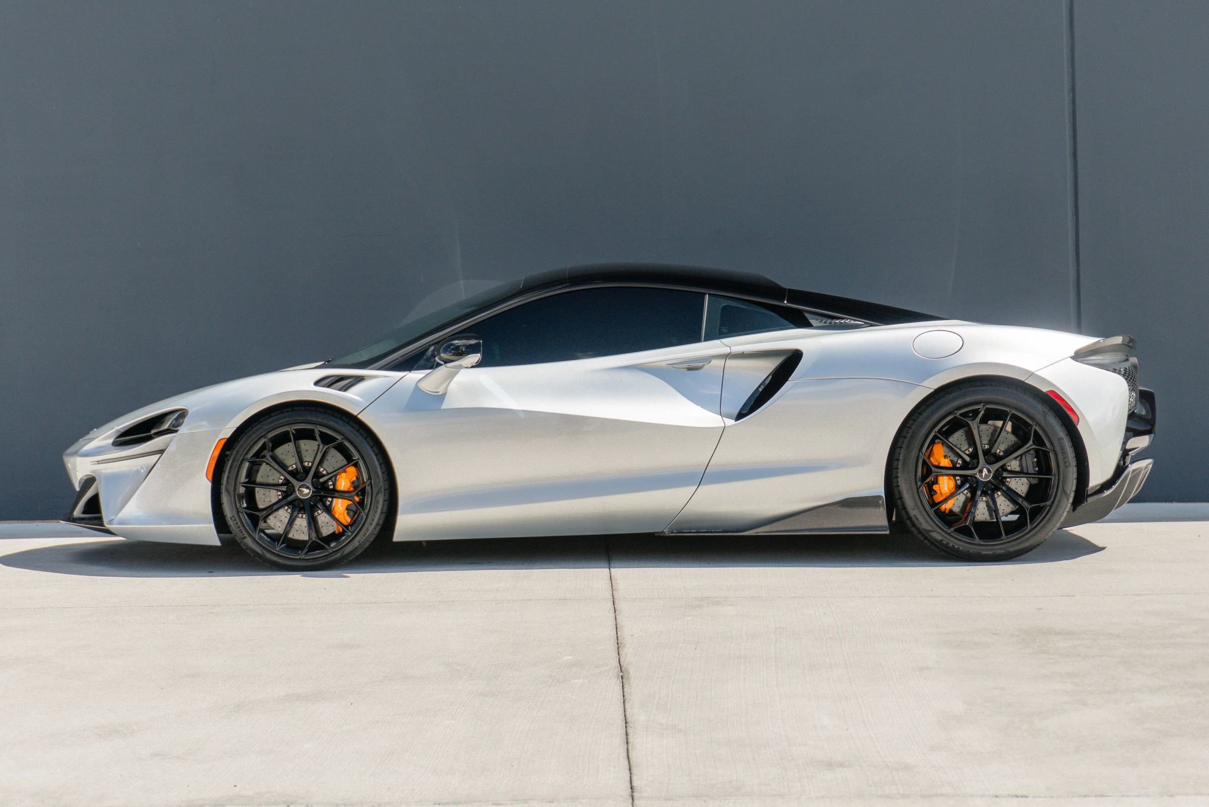 Used 2023 McLaren Artura RWD image 2