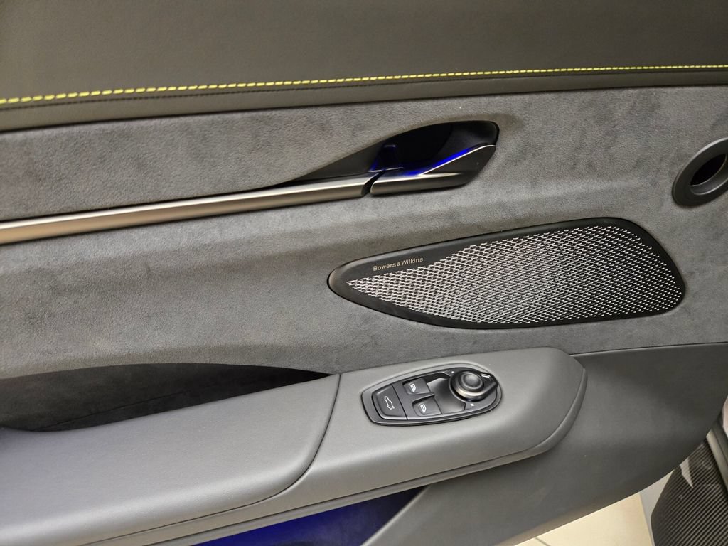 New 2025 Aston Martin V8 Vantage Coupe RWD image 28