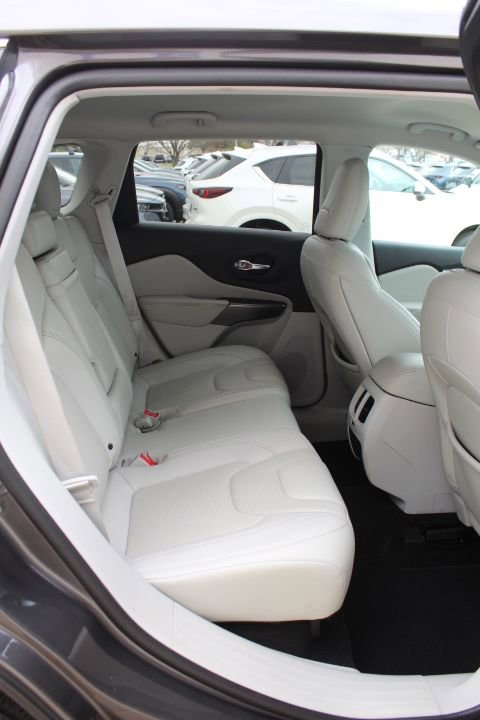 Used 2019 Jeep Cherokee Limited w/ Technology Group image 12