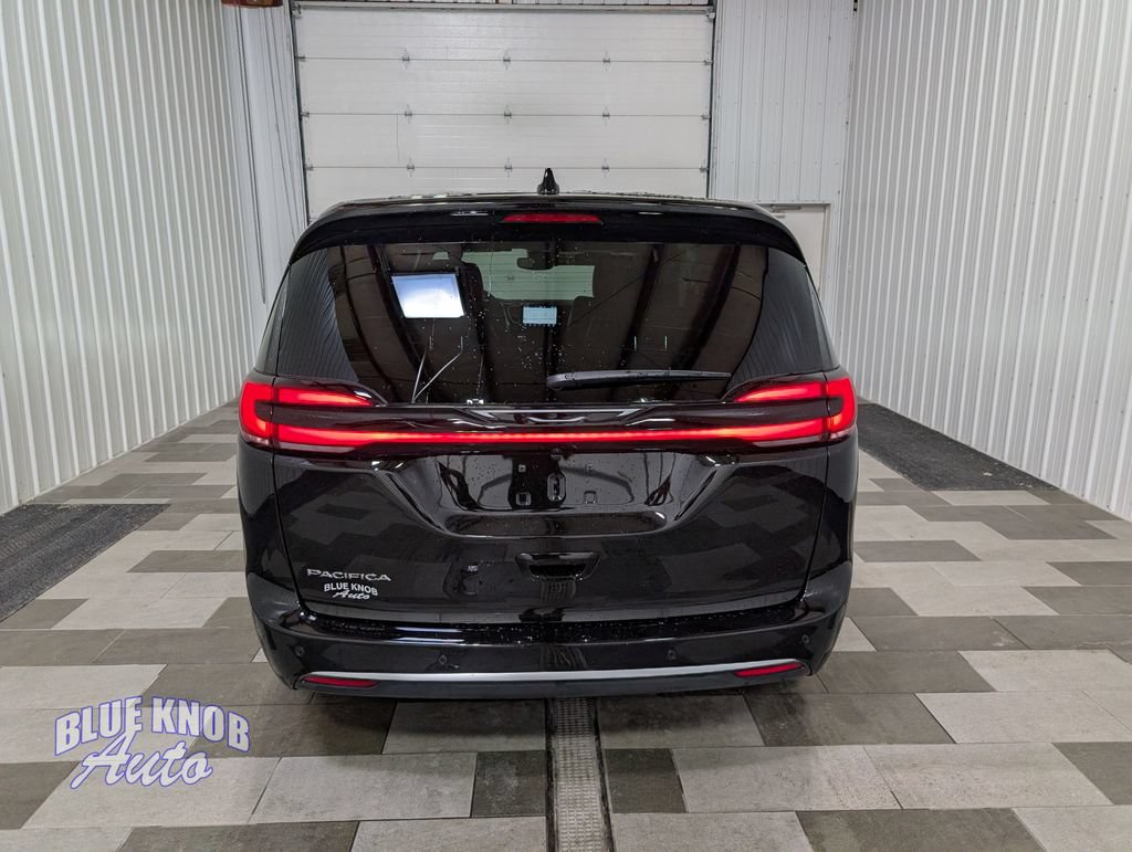 Used 2027 Chrysler Pacifica Select w/ Family Tech Group FWD image 3