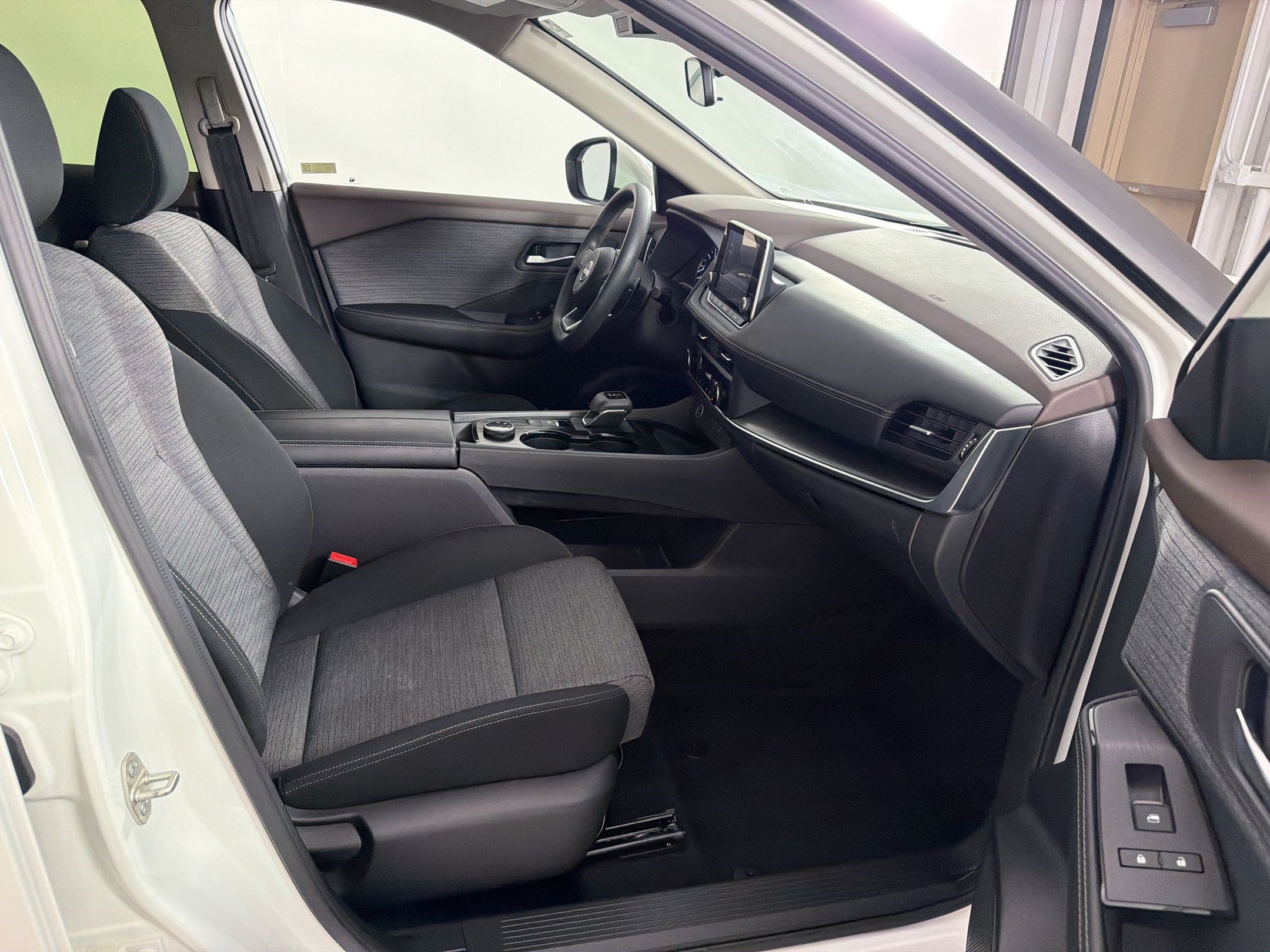 Used 2023 Nissan Rogue SV AWD/4WD image 22