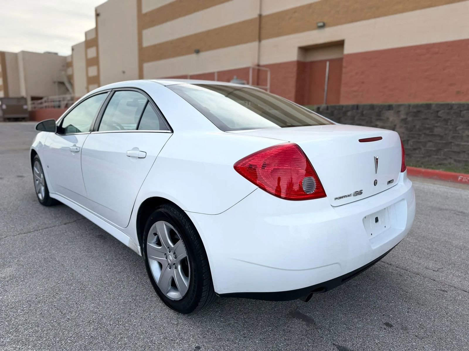 Used 2010 Pontiac G6 Sedan 4D image 9