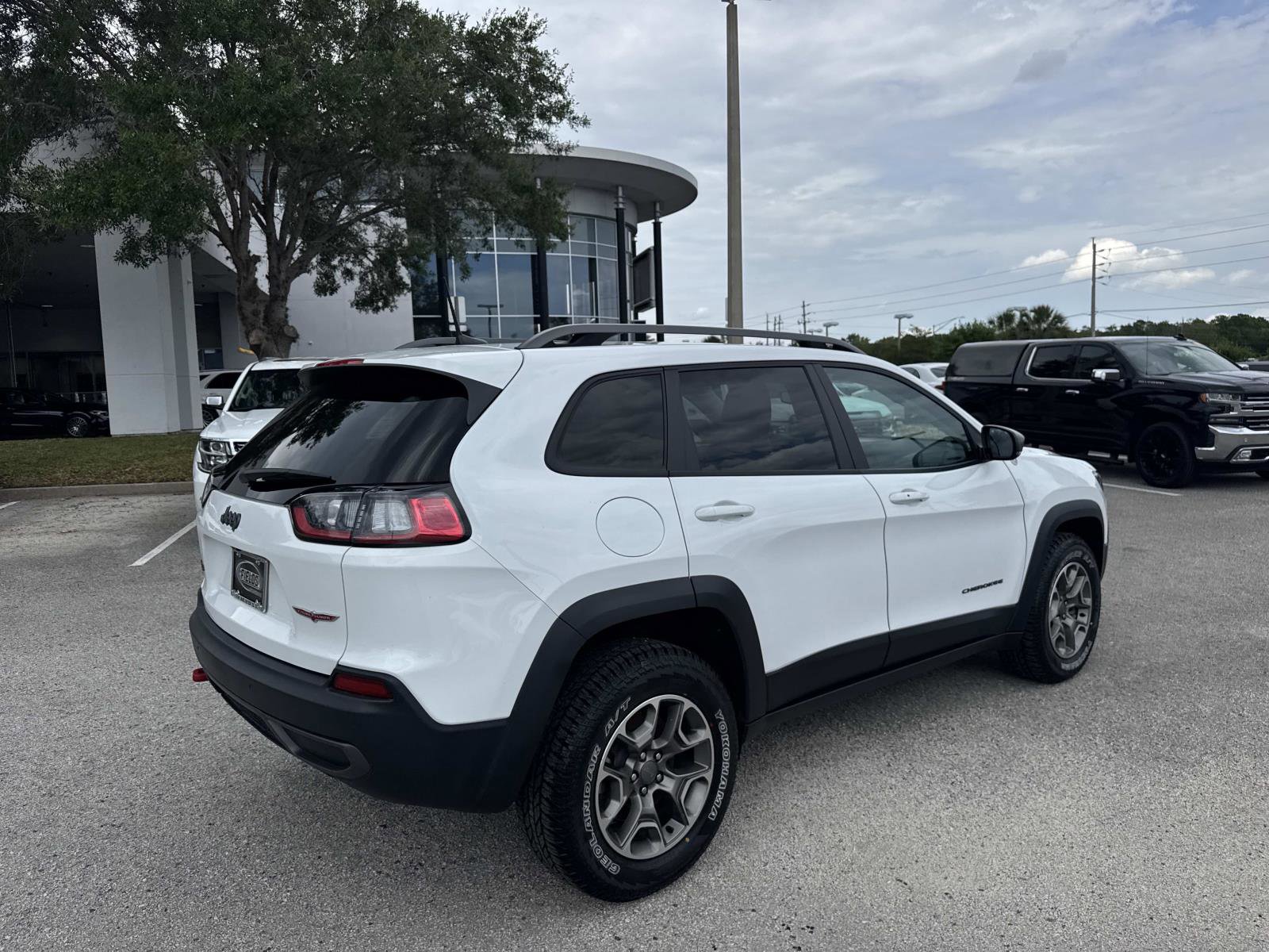 Used 2020 Jeep Cherokee Trailhawk AWD/4WD image 3