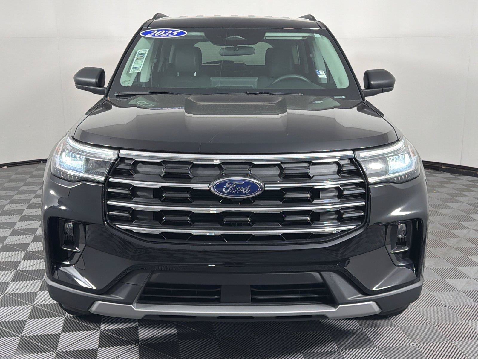 Used 2025 Ford Explorer Active w/ Active Comfort Package RWD image 2