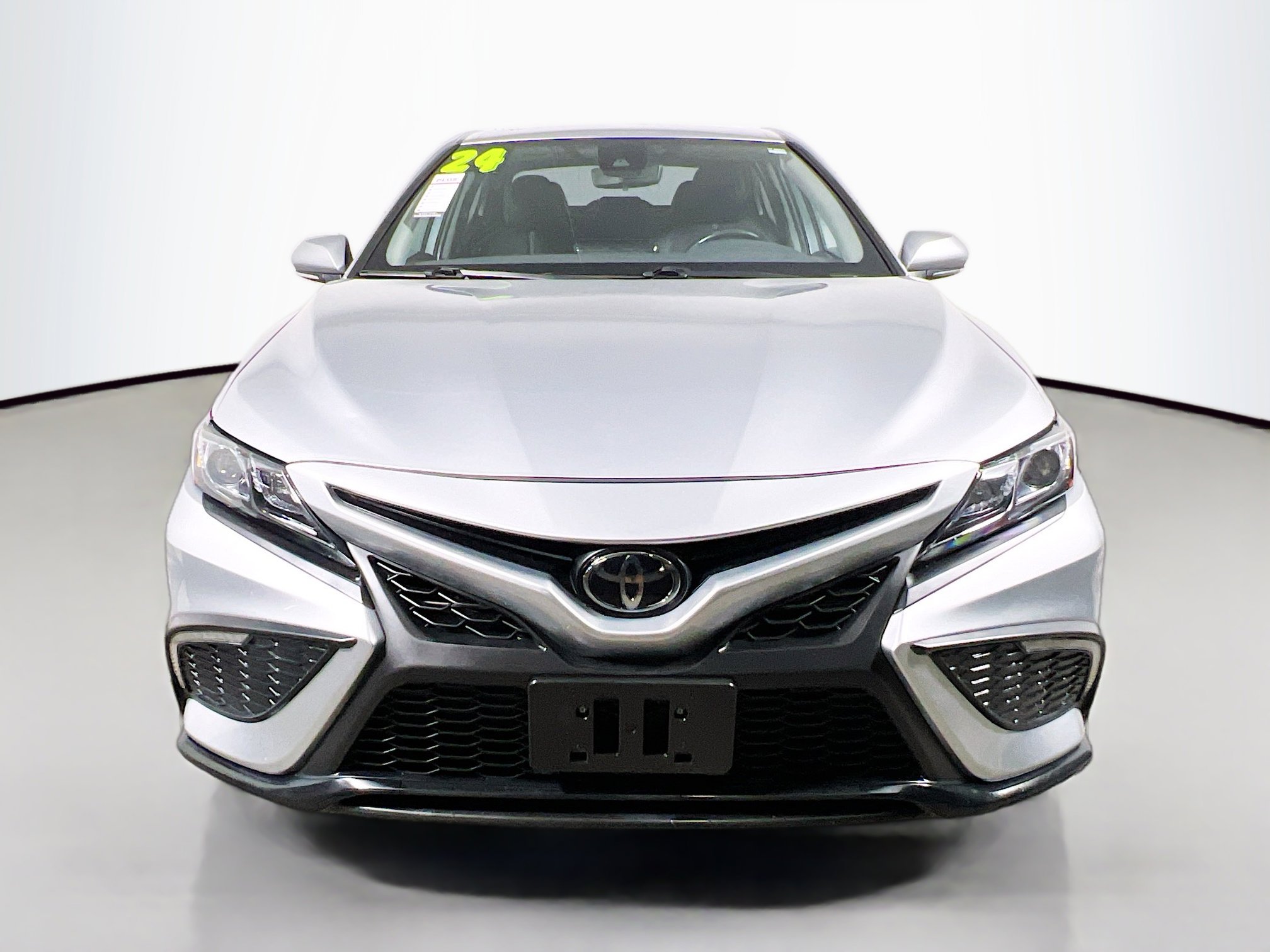 Used 2024 Toyota Camry SE image 11