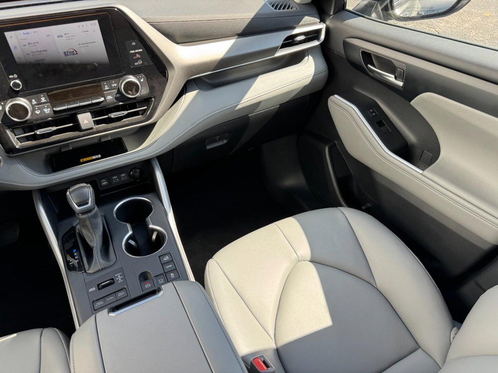 Used 2025 Toyota Highlander AWD image 16