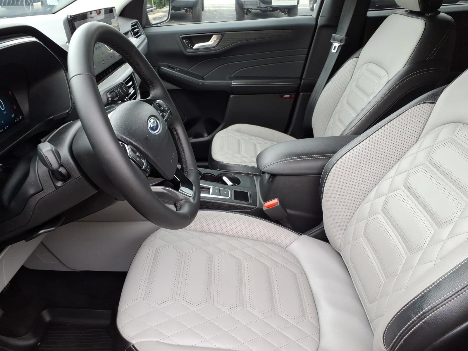 Used 2023 Ford Escape Platinum w/ Premium Technology Package AWD/4WD image 17