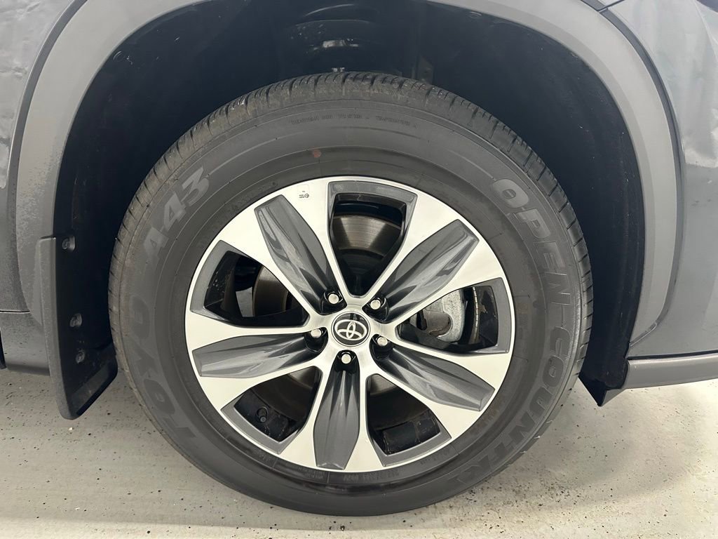 Used 2025 Toyota Highlander XLE image 68