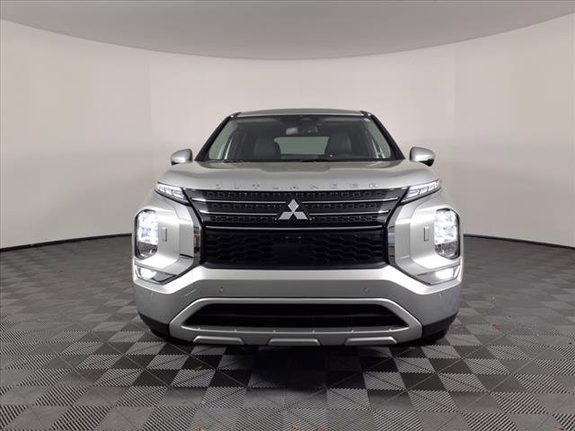 Used 2024 Mitsubishi Outlander SE image 2