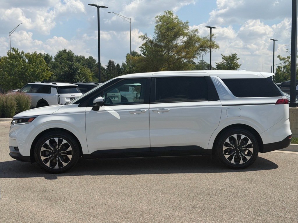 Used 2024 Kia Carnival EX FWD image 3