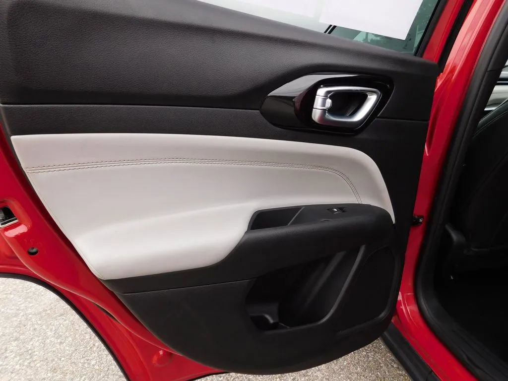 Used 2023 Jeep Compass Limited image 10