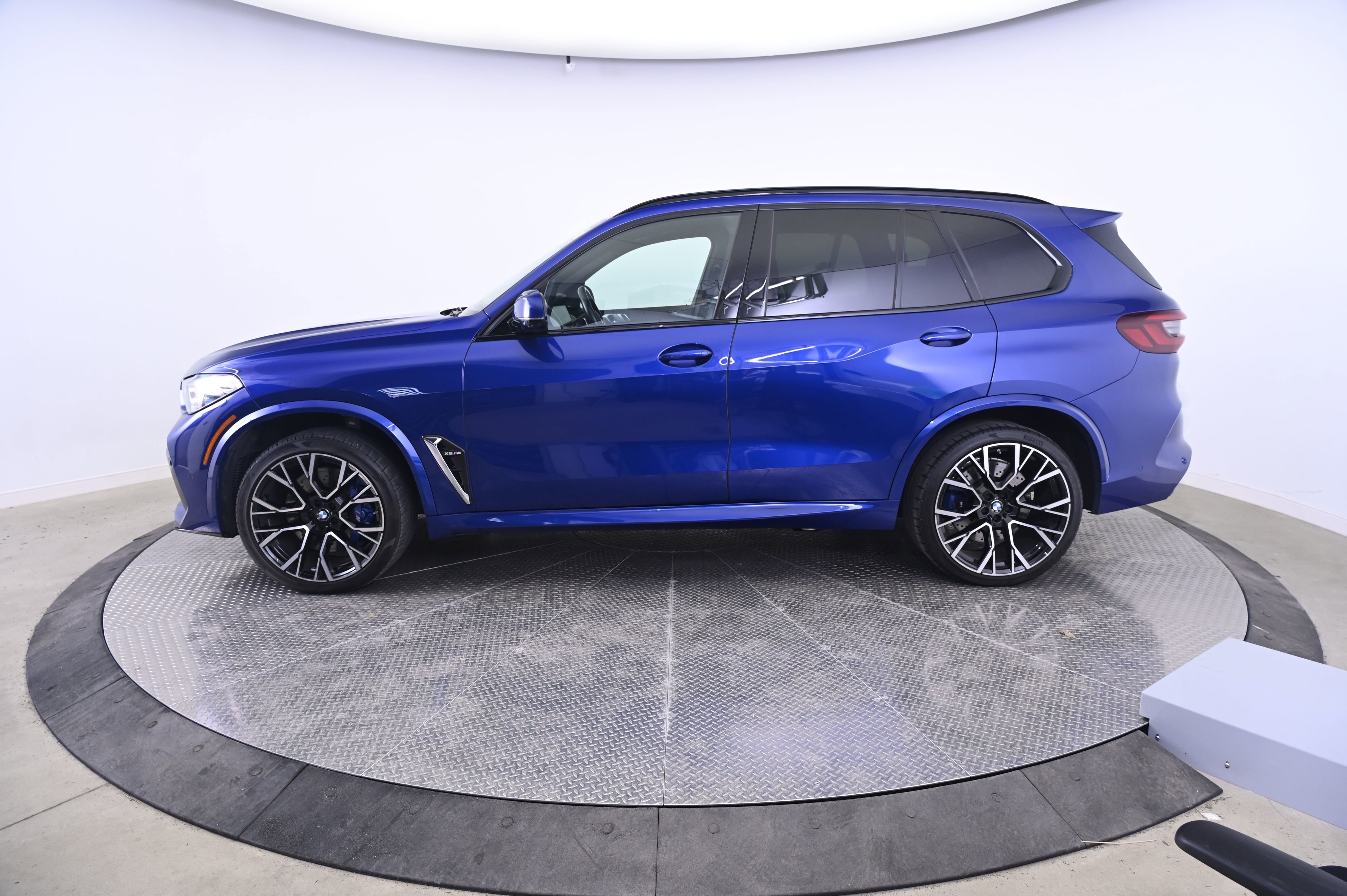 Used 2022 BMW X5 M w/ Executive Package image 2
