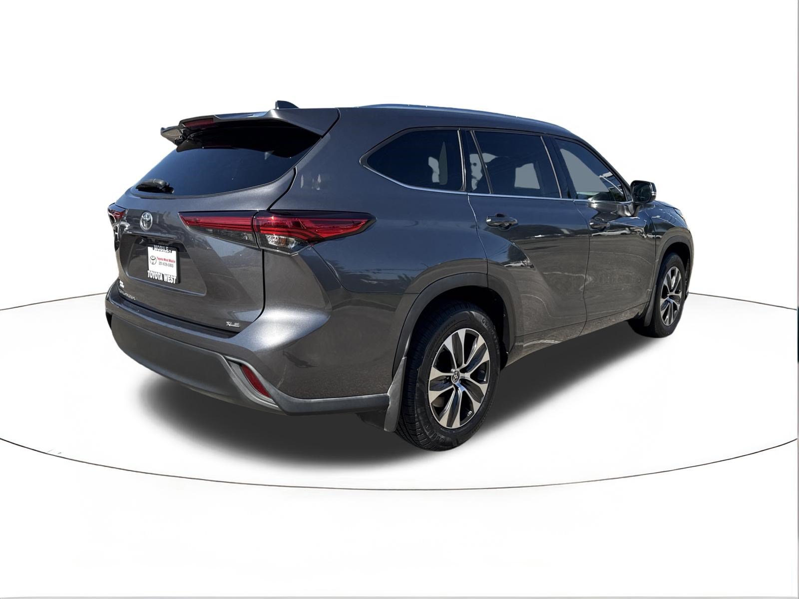 Used 2020 Toyota Highlander XLE FWD image 3
