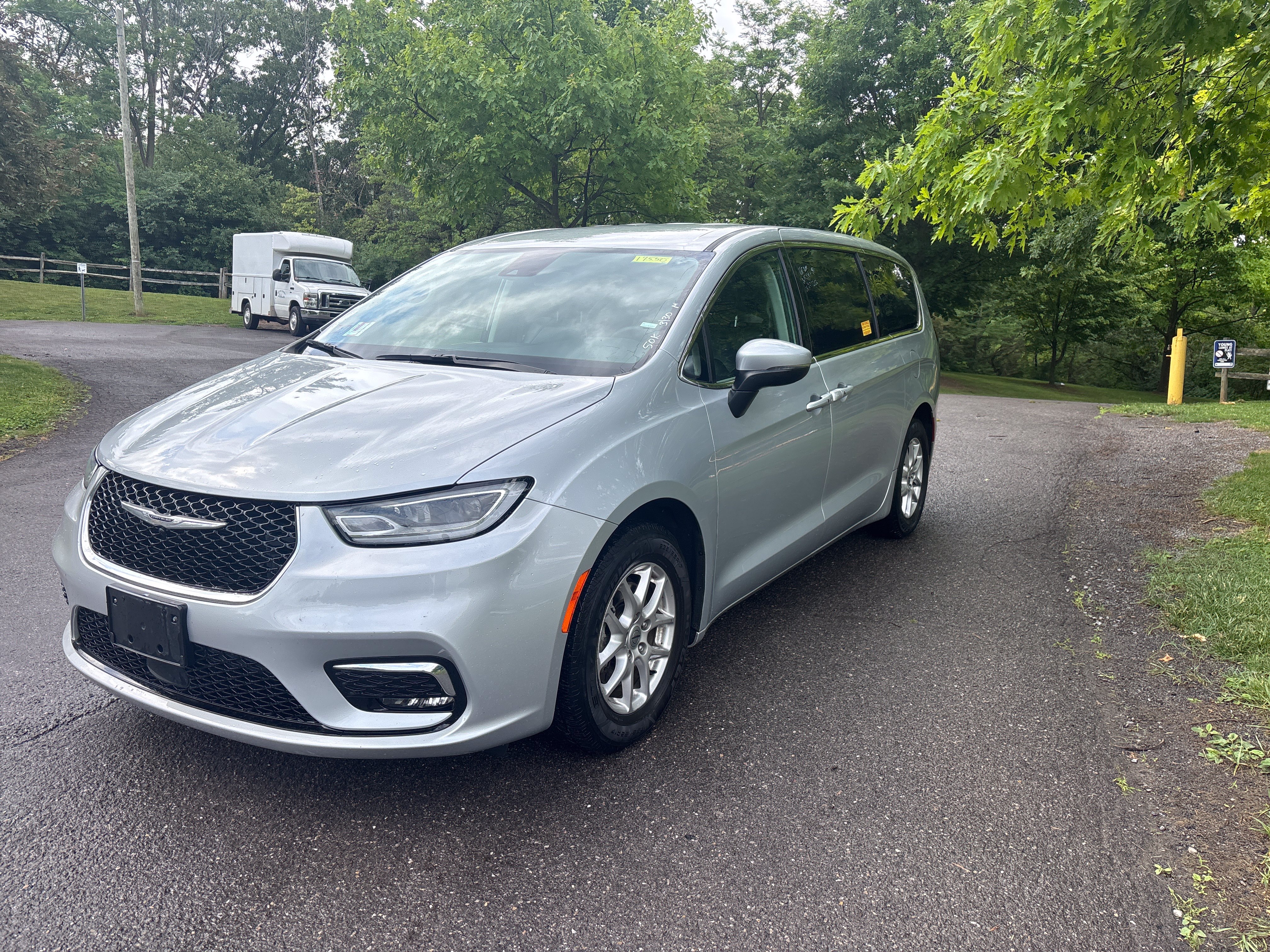 Used 2023 Chrysler Pacifica Touring-L FWD image 8