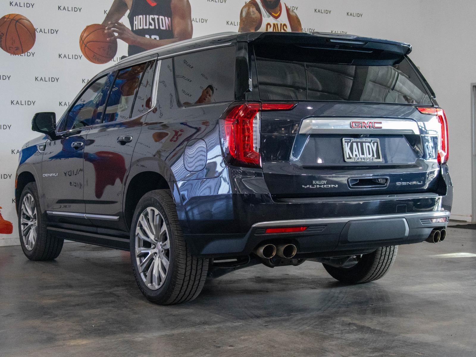 Used 2023 GMC Yukon Denali w/ Denali Reserve Package image 24