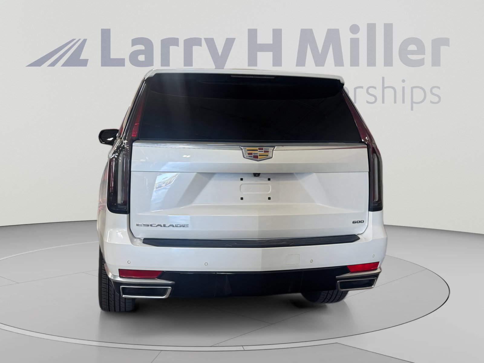 Used 2024 Cadillac Escalade Luxury AWD/4WD image 4