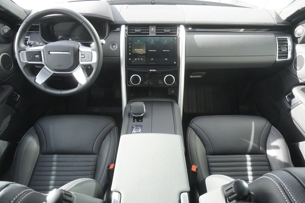 Used 2025 Land Rover Discovery S image 9