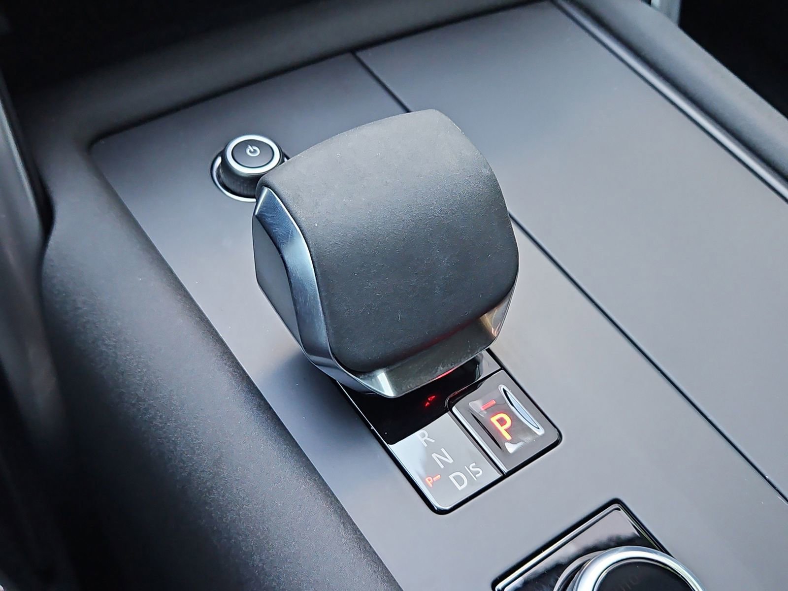 Used 2023 Land Rover Discovery Metropolitan Edition image 16